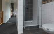 Toilet Kamar 2 Luxury Villa in Harderwijk With Garden Directly on the Water