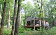 Bangunan 2 Modern Chalet Located in the Woods