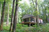 Bangunan Modern Chalet Located in the Woods