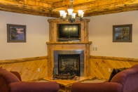 Lobi Sojourner's Lodge & Log Cabin Suites