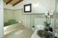 Phòng tắm bên trong Villa Aina