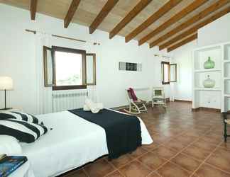 Bedroom 2 Villa Aina