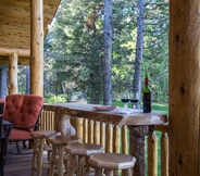Bar, Cafe and Lounge 6 Lumberjack Lodge