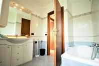 Toilet Kamar Holidaycasa Villa Iolanda - Piu Spazio piu Privacy