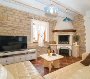 Common Space 5 Beautiful Authentic Stone Holiday House With Private Swimming Pool and Garden