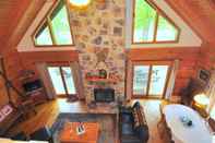 Bedroom Lazy Bear Retreat - Classic Cabin!