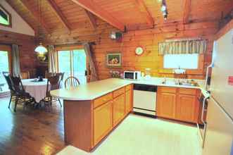 Bedroom 4 Lazy Bear Retreat - Classic Cabin!