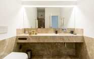 In-room Bathroom 2 Ribeira11 Design Apartment
