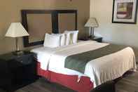 Bedroom Quality Inn & Suites Woodstock near Lake Geneva