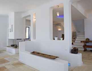 ล็อบบี้ 2 Seaside luxury villa by VillaRentalsgr