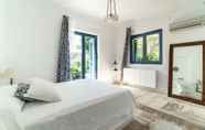 Kamar Tidur 4 Seaside small villa by VillaRentalsgr