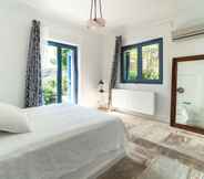 Bedroom 4 Seaside small villa by VillaRentalsgr