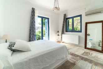 Bilik Tidur 4 Seaside small villa by VillaRentalsgr