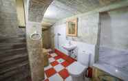 Toilet Kamar 7 PCG - Casa Rooms