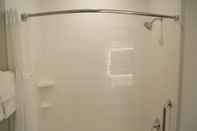 In-room Bathroom La Quinta Inn & Suites by Wyndham Jackson/Cape Girardeau