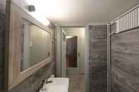 Toilet Kamar 3 Bedroom Apt near Acropolis Museum by VillaRentals