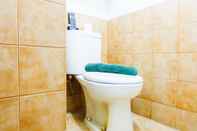 Toilet Kamar Pleasant 2BR Apartment at Green Pramuka near Mall