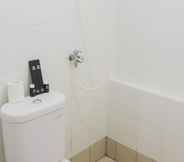 Toilet Kamar 4 Beautiful and Comfy 1BR at Bassura City Apartment