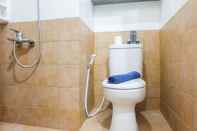 Toilet Kamar Warm and Cozy 2BR Green Pramuka Apartment near Mall