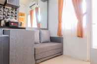 Ruang Umum Warm and Cozy 2BR Green Pramuka Apartment near Mall