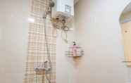 Toilet Kamar 5 Comfortable 3BR Apartment at Green Palm Residences