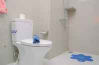 Toilet Kamar Modern 3BR Apartment at Springhill Terrace Residence