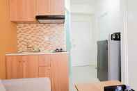 ห้องนอน Fully Furnished and Comfortable 2BR Green Pramuka Apartment