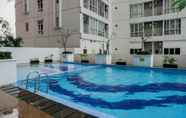 สระว่ายน้ำ 4 Comfortable Studio Apartment at Taman Melati near Universitas Indonesia