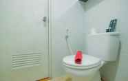 Toilet Kamar 3 Comfortable Studio Apartment at Taman Melati near Universitas Indonesia