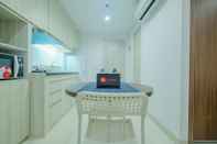 ห้องนอน Trendy and Spacious Studio Azalea Suites Apartment