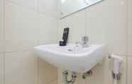 Toilet Kamar 4 Newly Furnished 2BR Apartment at Springlake Summarecon