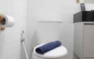 Toilet Kamar 3 Comfy & Artsy Studio at Beverly Dago Apartment