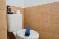 Toilet Kamar Great Choice 2BR at Green Pramuka Apartment