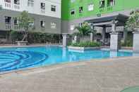 Kolam Renang Comfy 2BR Apartment at Green Pramuka City