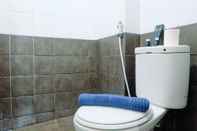 Toilet Kamar Simply Studio Apartment at Green Pramuka City