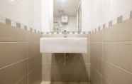 Toilet Kamar 7 Relaxing 2BR Apartment Royal Olive Residence