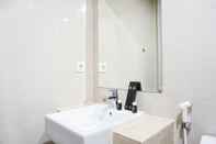 Toilet Kamar Minimalist Studio Apartment at Puri Mansion