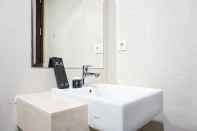 Toilet Kamar Simply Furnished Studio Apartment at Puri Mansion