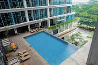 Kolam Renang 1BR Spacious SOHO with Extra Bed @ Brooklyn Apartment