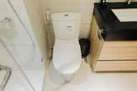 Toilet Kamar 1BR Spacious SOHO with Extra Bed @ Brooklyn Apartment