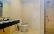 Toilet Kamar 2 Modern and Spacious 2BR L'Avenue Apartment