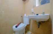 Toilet Kamar 6 Warm and Homey 2BR Apartment at Kebagusan City