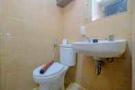 Toilet Kamar Warm and Homey 2BR Apartment at Kebagusan City