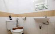 Toilet Kamar 4 Elegant and Spacious 2BR Metropark Condominium Jababeka Apartment