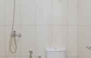 Toilet Kamar 4 Cozy Stay 1BR at Asatti Apartment