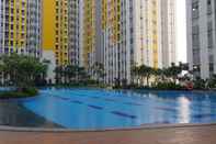 Kolam Renang Homey and Comfortable 2BR Springlake Summarecon Apartment