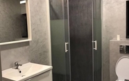 In-room Bathroom 6 10 House Mamaia Nord