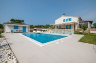 Swimming Pool Villa Tanga near Rovinj with Pool