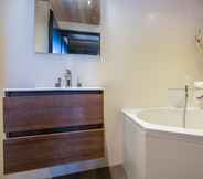 In-room Bathroom 6 Chalet Lupin