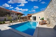 Swimming Pool Villa Granar